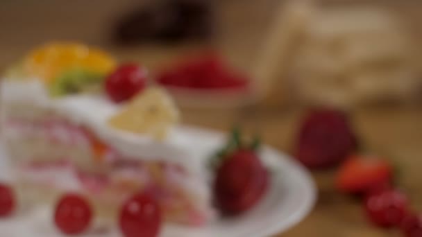 Kamera Skupia Się Kawałku Kremowego Biszkoptu Ozdobionego Świeżymi Owocami Zbliżenie — Wideo stockowe