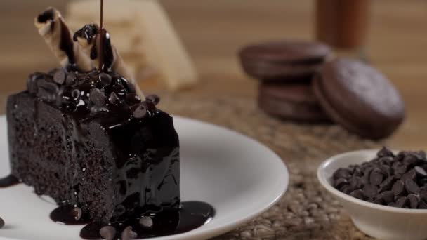 Ψιθυρίζοντας Μαύρη Υγρή Σοκολάτα Μια Ζύμη Διακοσμημένη Γλυκιές Γκοφρέτες Κοντινό — Αρχείο Βίντεο
