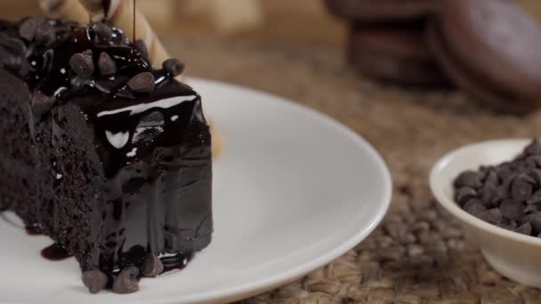 Ρίχνουμε Την Υγρή Premium Μαύρη Σοκολάτα Ένα Νόστιμο Σοκολατένιο Γλυκό — Αρχείο Βίντεο