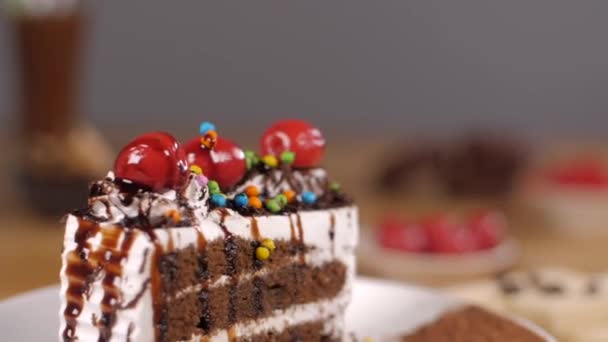 Läcker Chokladkaka Fylld Med Krämiga Lager Roterande Skivspelare Närbild Bild — Stockvideo