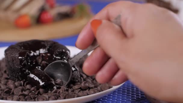 Cocinera Que Toma Una Cucharada Pastel Lleno Chocolate Líquido Postre — Vídeos de Stock