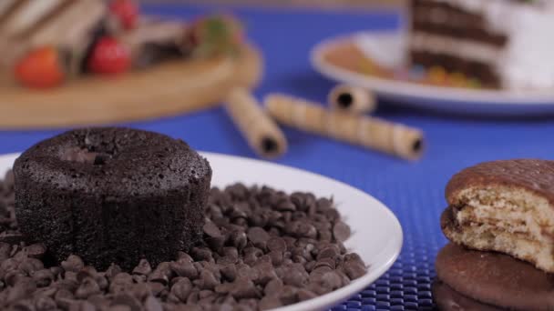 Choco Pie Cayendo Una Rebanada Delicioso Pastel Chocolate Plato Postre — Vídeos de Stock