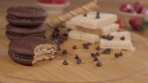 Dunkle Schokoladenchips Fallen Auf Verschiedene Lebensmittel Mit Frischen Früchten Nahaufnahme — Stockvideo