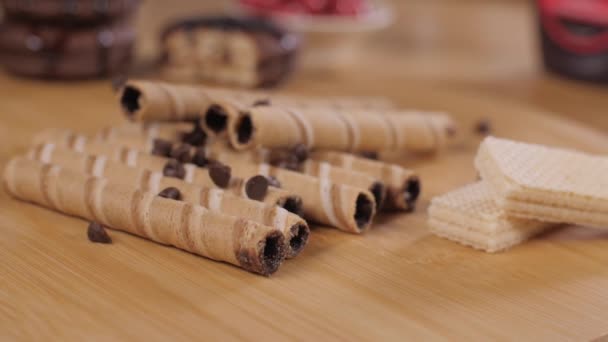 Gustose Gocce Cioccolato Fondente Che Cadono Dolci Involtini Wafer Ripieni — Video Stock