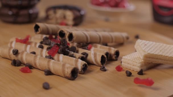 Rote Süße Fruchtbonbons Fallen Auf Knusprige Sticks Mit Schokoladencreme Nahaufnahme — Stockvideo
