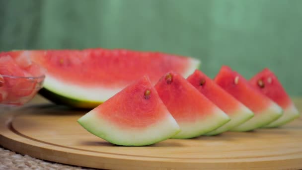 Vrouwelijke Hand Houdt Een Vers Geschilde Kom Watermeloen Tropisch Fruit — Stockvideo