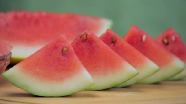 Wassermelone Tarbooj Fruchtwürfelscheiben Die Zusammen Auf Einer Holzoberfläche Serviert Werden — Stockvideo