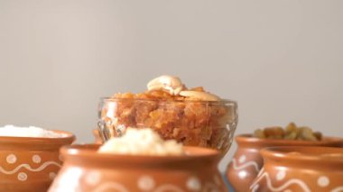 Güzel bir kase Gajar Ka Halwa / havuç pudingi. Popüler Hint tatlı yemeği Gajar Ka Halwa rendelenmiş havuç, Khoa, süt, şeker, Desi ghee ve kuru meyvelerle hazırlandı.