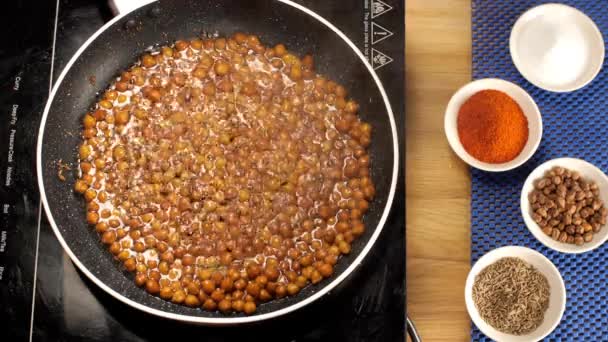 Pequeno Chana Sabzi Preto Curry Fervendo Uma Panela Antiaderente Receita — Vídeo de Stock
