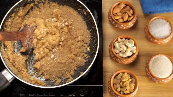 Samica Przygotowująca Pyszne Sooji Semolina Halwa Pudding Klasyczne Indyjskie Słodkie — Wideo stockowe