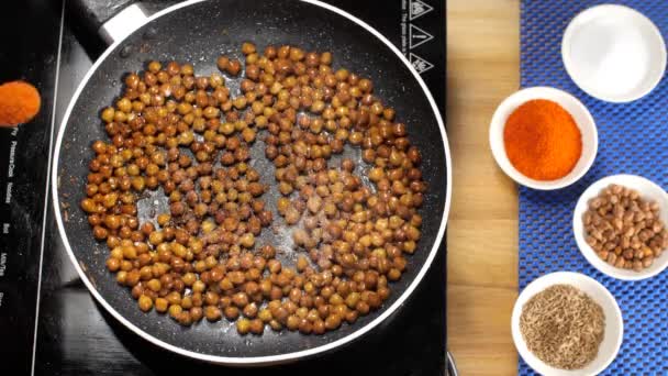 인도의 인기있는 병아리의 요리가 부엌에서 파우더를 프라이팬에 맛있는 마살라 요리를 — 비디오