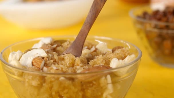 Delicioso Sooji Halwa Casero Servido Tazón Transparente Con Una Cuchara — Vídeos de Stock