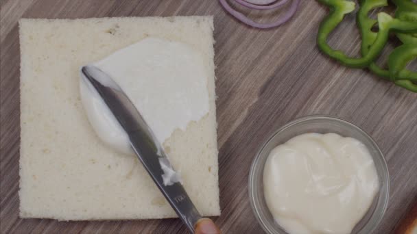 Une Fille Étalant Mayonnaise Sur Pain Sandwich Pour Préparer Sandwich — Video