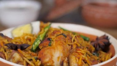 Pikapta servis edilen bir kasede yumurta ile nefis ev yapımı tavuk biryani. Yakın çekim popüler pirinç yemeği / vejetaryen olmayan Biryani bir kase Raita ile servis edilir - Hindistan altkıtasal tarifi 