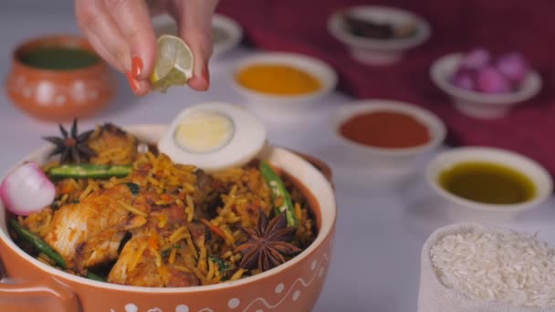 주스를 맛보기 손으로 있습니다 인도의 요리인 니입니다 요리하지 인도의 처트니를 — 비디오