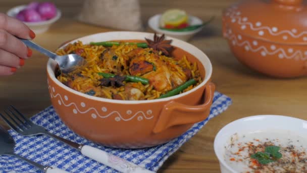 Mão Fêmea Que Prova Frango Recentemente Feito Biryani Com Uma — Vídeo de Stock