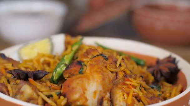 Delicioso Biryani Pollo Casero Con Huevos Servidos Tazón Plato Giratorio — Vídeo de stock