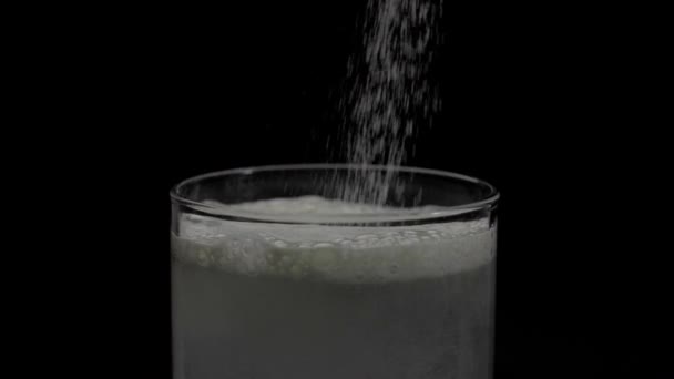 Sól Owocowa Środka Zobojętniającego Kwas Żołądkowy Rozpuszczającego Się Przezroczystej Szklance — Wideo stockowe