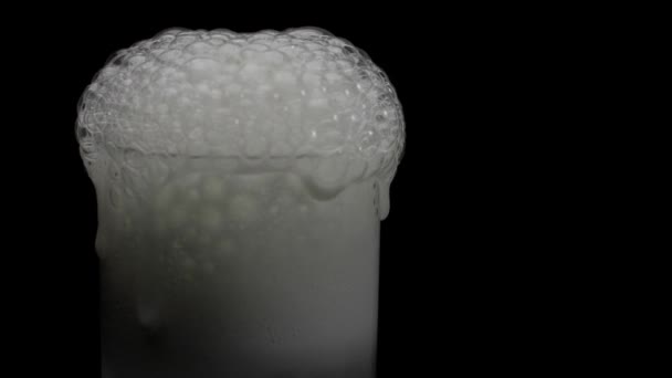 水溶性錠剤 錠剤は 水の透明なガラスに溶解します 医療や治療 明確なガラスの場所から出てくる泡の波のクローズアップショット 固定飲料 — ストック動画