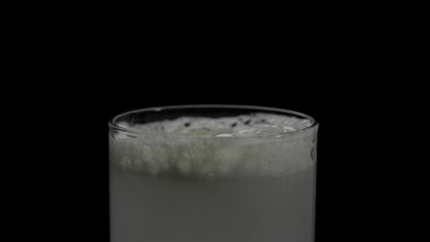 Bebida Mareada Bebida Gaseosa Mezclada Con Agua Vaso Transparente Primer — Vídeo de stock