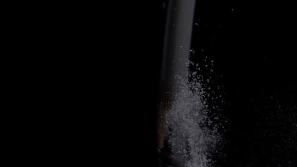 Розчинна Таблетка Таблетка Впала Плавала Чистій Воді Прозорому Склі Крупним — стокове відео