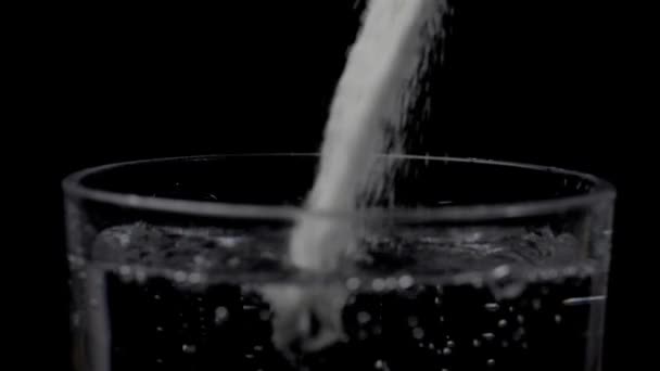 Großaufnahme Des Einfüllens Von Frisch Extrahiertem Senföl Vor Einem Verschwommenen — Stockvideo