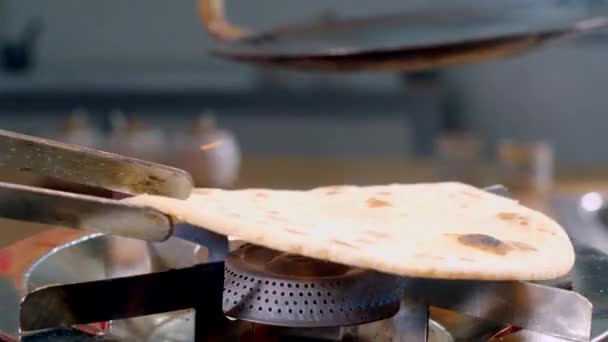 Cuisinier Indien Faisant Chapatis Frais Sur Une Cuisinière Gaz Aide — Video