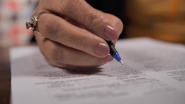 Mano Femenina Que Firma Papel Contrato Por Bolígrafo Firma Por — Vídeo de stock