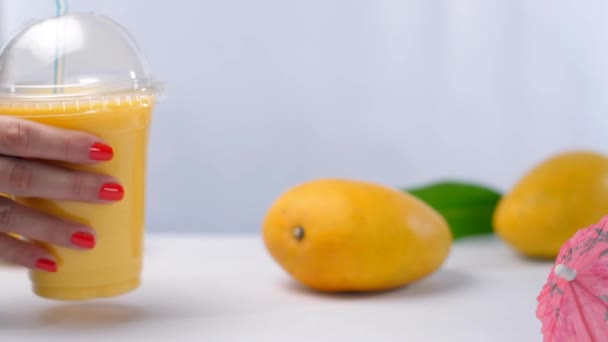 Main Dame Garder Shake Smoothie Mangue Rafraîchissante Avec Une Paille — Video