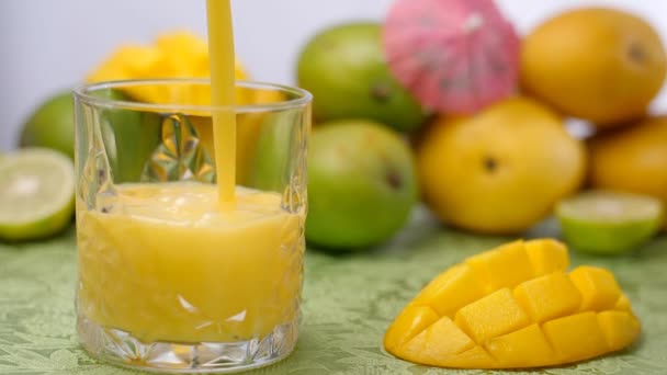 Succo Mango Spesso Frullato Versato Bicchiere Colazione Del Mattino Bevanda — Video Stock