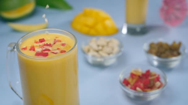 Krossade Cashewnötter Som Dekorerar Läcker Mangosmoothie Sommardryck Indien Närbild Skott — Stockvideo