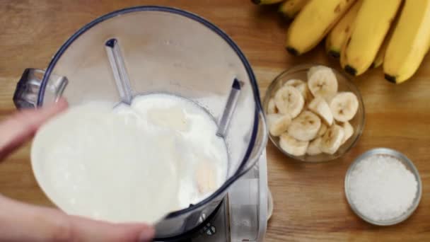 Menselijke Hand Laten Vallen Kristalsuiker Een Mixer Molen Met Banaan — Stockvideo