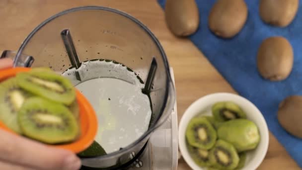 Hacer Batido Kiwi Una Licuadora Bebida Refrescante Para Una Vida — Vídeos de Stock