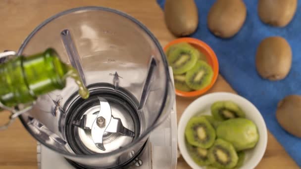 Gieten Van Een Groene Vloeistof Een Blender Een Cocktail Maken — Stockvideo