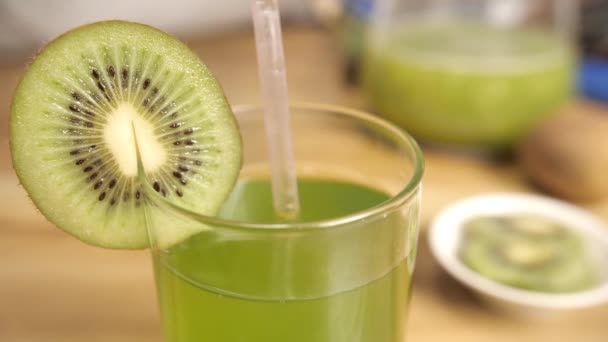 Transparant Stro Gedoopt Een Glas Kiwi Vruchtensap Een Lekker Drankje — Stockvideo