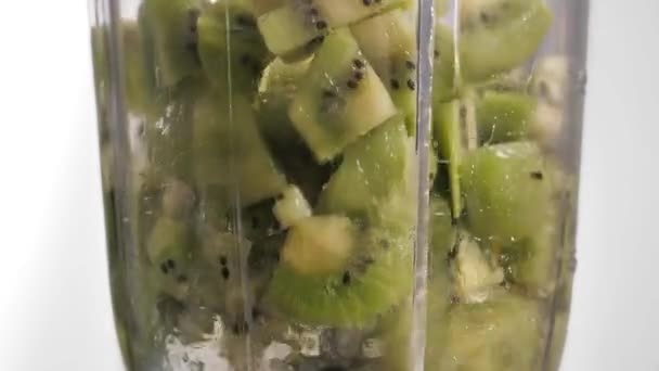 Bröst Mogen Saftig Kiwi Som Spottar Mixer För Att Göra — Stockvideo