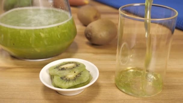 Refrescante Jugo Kiwi Verde Vertiendo Vaso Transparente Bebida Fresca Verano — Vídeos de Stock