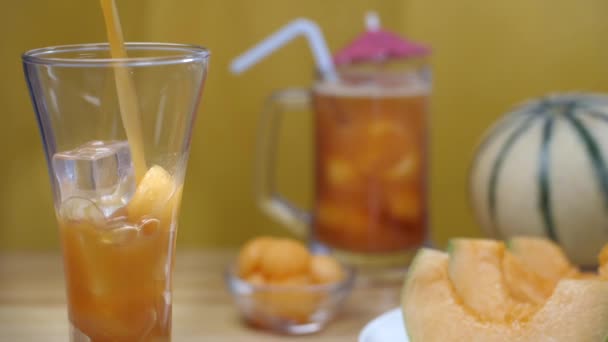 Gießen Von Gesundem Getränk Mit Fruchtscheiben Und Eiswürfeln Nahrhaftes Essen — Stockvideo