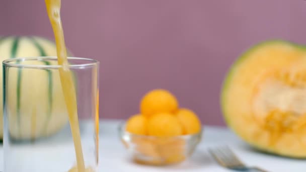 Jus Boisson Melon Musc Jaune Frais Versé Dans Verre Clair — Video