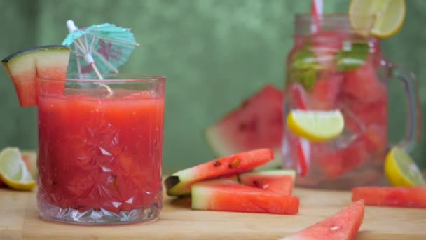 Citroenschijfje Vallen Een Houten Oppervlak Met Stukjes Sappige Watermeloen Summer — Stockvideo