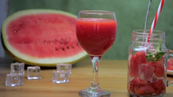 Tónico Agua Soda Vertiendo Frasco Vidrio Con Sandía Rodajas Hojas — Vídeos de Stock