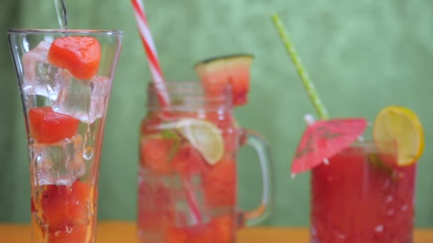 Verter Agua Soda Con Cubitos Hielo Trozos Sandía Vaso Transparente — Vídeo de stock