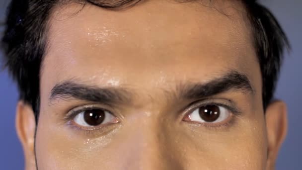 Extreme Nahaufnahme Der Augen Und Der Stirn Des Mannes Mit — Stockvideo