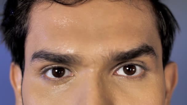 Primer Plano Extremo Los Ojos Frente Los Hombres Con Gotas — Vídeos de Stock