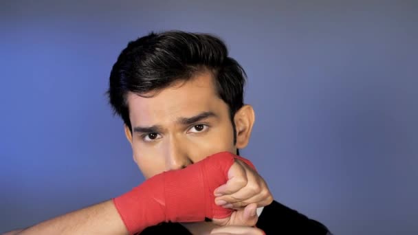 Portrait Botteur Avec Bandage Enveloppement Sportif Rouge Sur Les Mains — Video