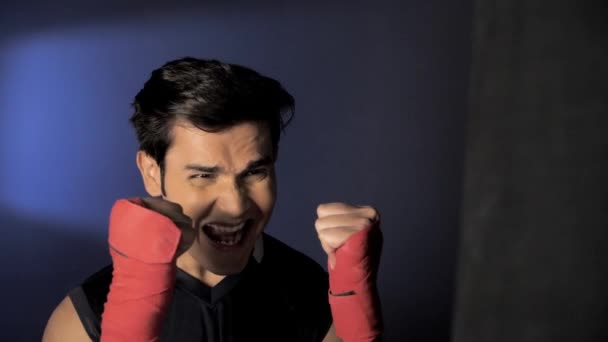 Kickboxer Masculin Agressif Dans Vingtaine Début Pratique Coups Pied Sur — Video