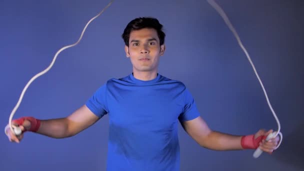 Jovem Atleta Indiano Pulando Com Corda Salto Dentro Casa Exercício — Vídeo de Stock