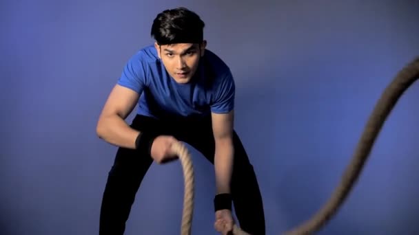 Homme Indien Athlétique Avec Corde Combat Faisant Entraînement Intérieur Exercice — Video