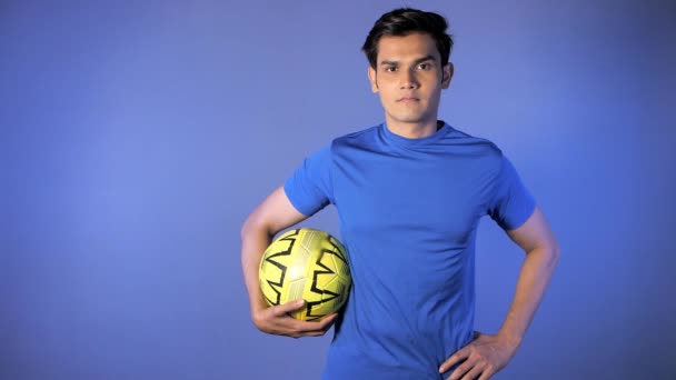 Retrato Deportista Sonriente Pie Con Una Pelota Fútbol Estilo Vida — Vídeos de Stock