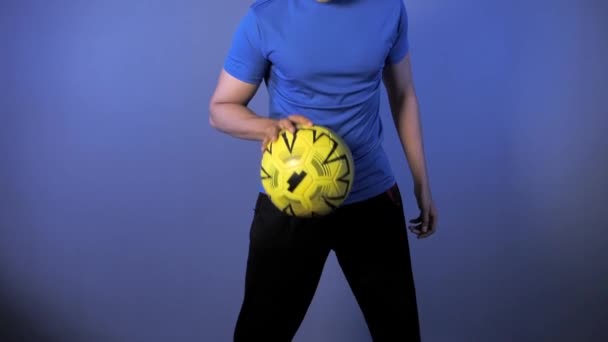 Indiano Musculoso Masculino Azul Sportswear Saltando Uma Bola Futebol Com — Vídeo de Stock
